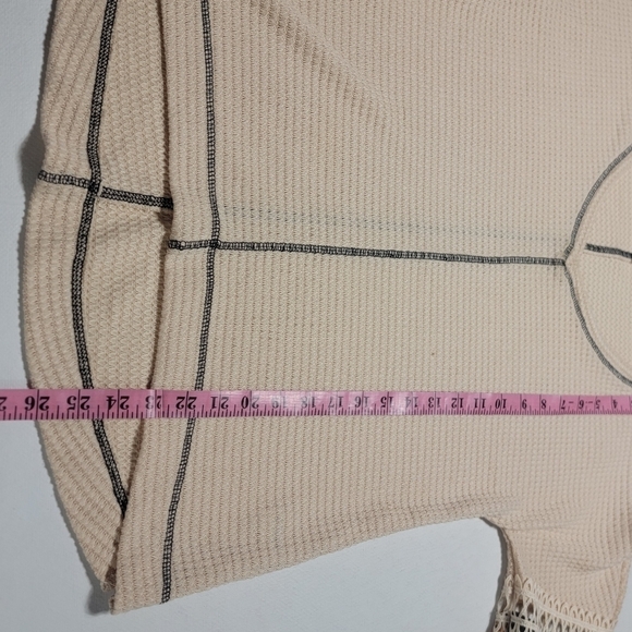 True self size large top with sheer floral sleeves and crochet trim - Picture 15 of 16